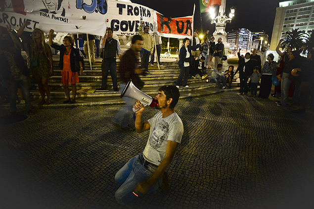 Homem usa megafone durante protesto contra o governo portugus em Lisboa, em julho