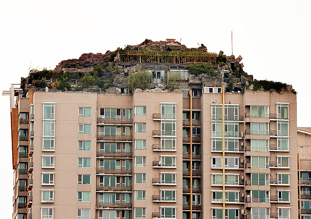 Apartamento com rochas falsas no topo de um condomnio de 26 andares, em Pequim 