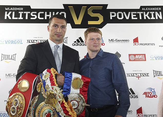 O boxeador ucraniano Wladimir Klitschko (esq.) posa com cintures em Moscou