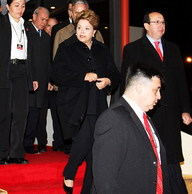 Dilma Rousseff desembarca no aeroporto Silvio Pettirossi, em Assuno 