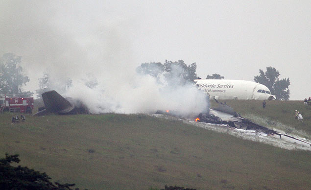 Avião cargueiro da UPS pega fogo após cair ao lado do aeroporto de Birmingham, no Alabama, deixando dois pilotos mortos