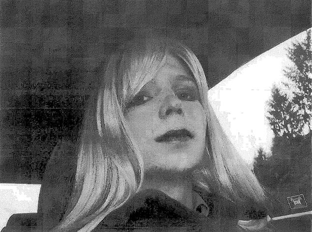 Foto do soldado Bradley Manning vestido de mulher; defesa diz que imagem do delator do WikiLeaks foi entregue a terapeuta