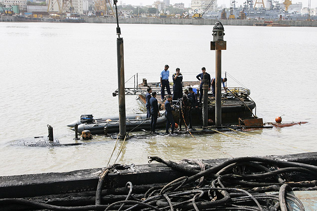 Mergulhadores e militares inspecionam topo do submarino INS Sindhurakshah, incendiado na madrugada de quarta-feira