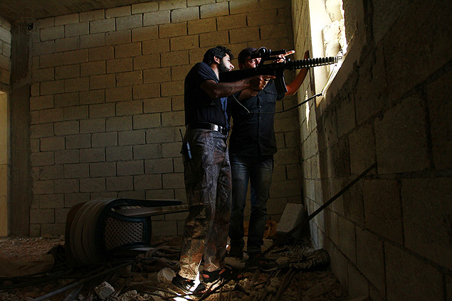 Combatentes do Exrcito Srio Livre perto da base area de Menagh, em Aleppo, capturada por rebeldes aps meses de tentativas