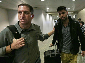 U.S.journalist Glenn Greenwald walks with his partner David Miranda in Rio de Janeiro's International Airport 