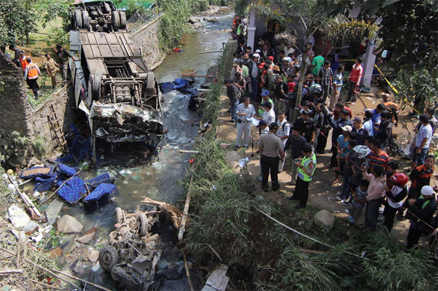 nibus cai em rio e deixa ao menos 16 pessoas mortas no oeste da Ilha de Java, na Indonsia 