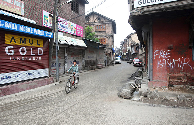 Greve convocada por separatistas da Caxemira fechou o comrcio de Srinagar e deixou as ruas desertas