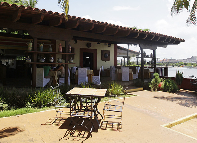 Clientes no restaurante La Divina Pastora, em Havana 