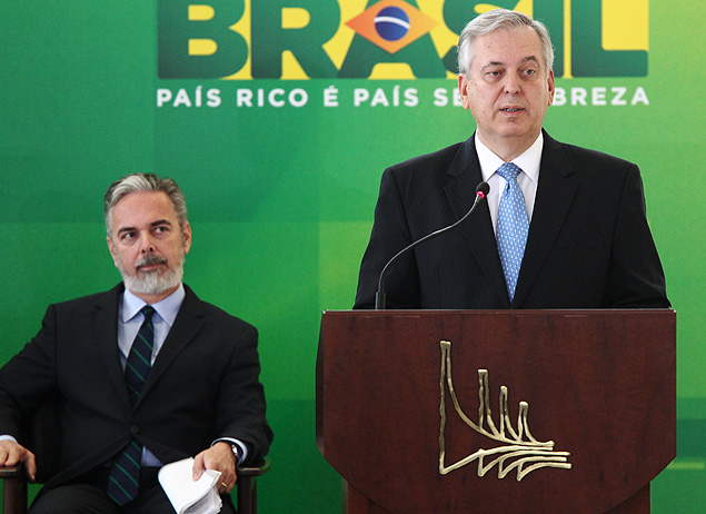 Luiz Alberto Figueiredo (dir.) discursa durante sua cerimnia de posse; ao lado, sentad, o ex-chanceler Antonio Patriota 