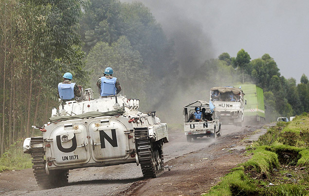 Capacetes azuis da ONU dirigem tanque em Kibati, cidade prxima a Goma, na Repblica Democrtica do Congo 