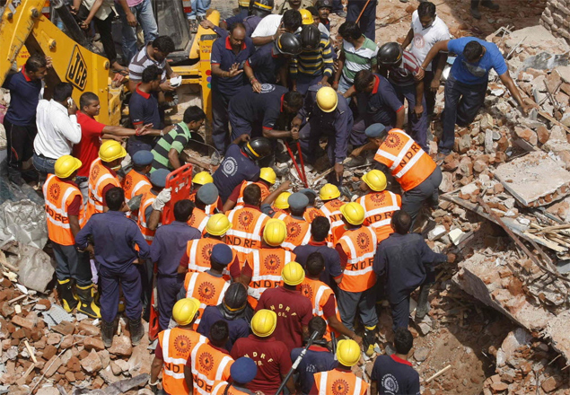 Socorristas buscam vtimas de desabamento de dois edifcios na cidade indiana de Baroda; ao menos seis pessoas morreram 