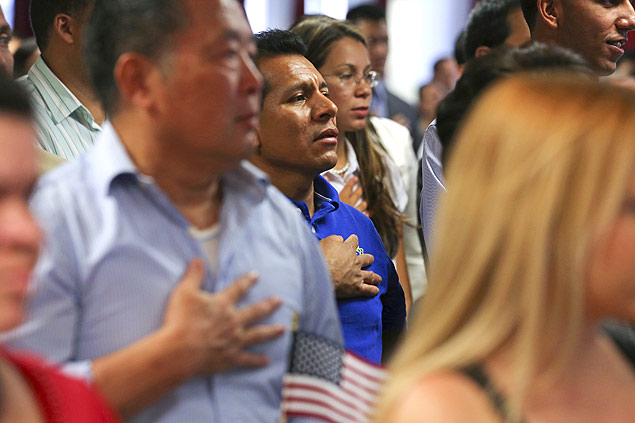 Alguns imigrantes dizem que fazer o juramento de lealdade aos EUA diminuiria seu senso de identidade nacional