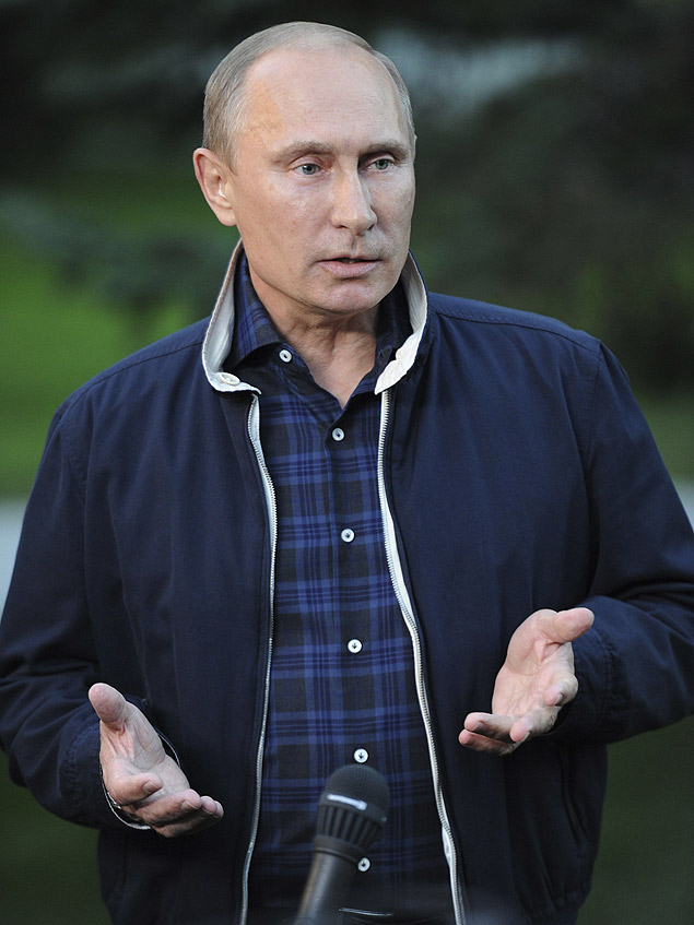 O presidente russo, Vladimir Putin, diz a jornalistas, em Vladivostok, que quer ver provas dos EUA sobre ataque qumico srio