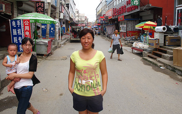 Vila de migrantes Dongshagezhuang, nos arredores de Pequim; a faxineira Zhang Jiakou, 34, mora com o marido e a filha