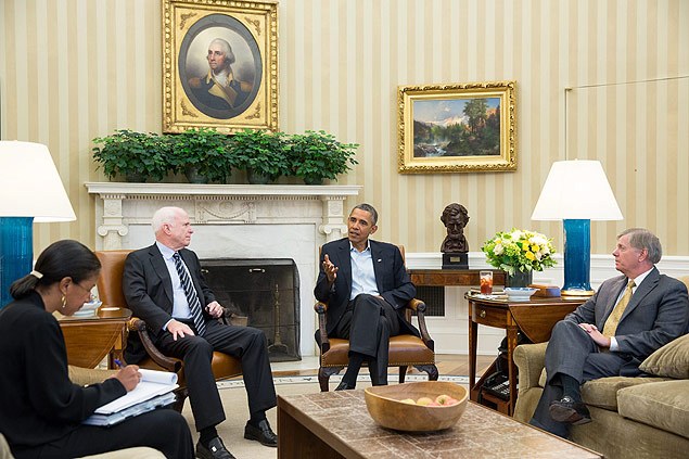 Embaixadora dos EUA na ONU, Susan Rice ( esq.), senador John McCain, Obama e o senador Lindsey Graham em reunio na Casa Branca 