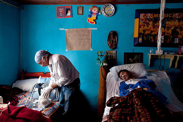 Sergio Castro, 72, preenche um vcuo na rede de sade do Mxico ao cuidar dos feridos de sua regio