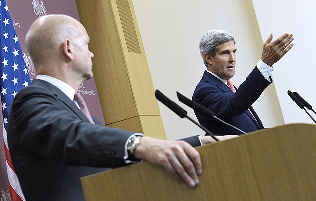 O secretrio de Estado americano, John Kerry ( dir.), fala ao lado do colega britnico, William Hague, em Londres