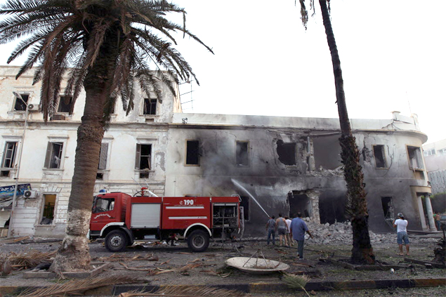 Exploso destri edifcio do Ministrio das Relaes Exteriores da Lbia no centro de Benghazi