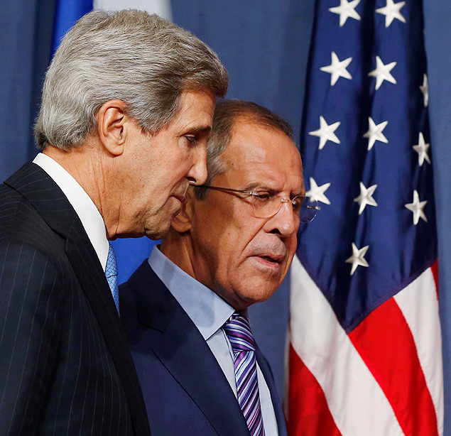 O secretrio de Estado dos EUA John Kerry caminha ao lado do ministro das Relaes Exteriores da Rssia, Sergei Lavrov, antes de conversa aberta sobre crise na Sria