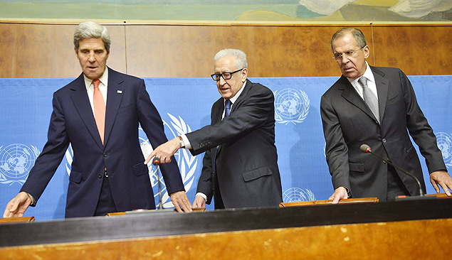 John Kerry (esquerda), Lajdar Brahimi (centro) e ministro Sergei Lavrov, antes de coletiva de imprensa em que falaram sobre negociaes para paz na Sria