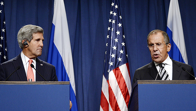 Secretário de Estado americano, John Kerry (dir.), e o chanceler russo, Serguei Lavrov, durante o pronunciamento em Genebra