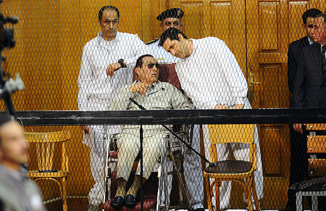 Hosni Mubarak compareceu ao julgamento em cadeira de rodas e ficou ao lado dos filhos Alaa (dir.) e Gamal