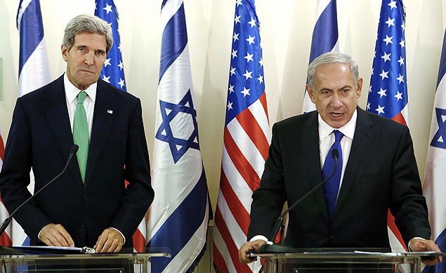 John Kerry (esq.) e Netanyahu durante coletiva de imprensa em Jerusalém