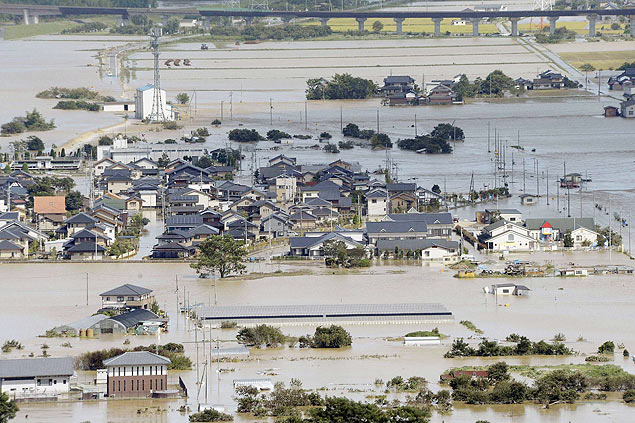 Regio de Fukuchiyama, no sul japons,  inundada aps o nvel do rio Yura subir por causa das chuvas do tufo Man-yi