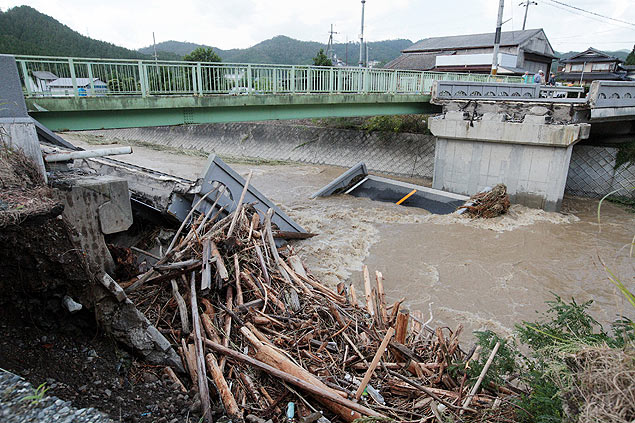Ponte  destruda aps passagem do tufo Man-yi pelo oeste do Japo, nesta segunda; tempestade deixou dois mortos