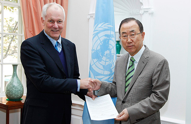 Ban Ki-moon (direita) recebe de Ake Sellstrom, chefe do time de armas qumicas na Sria, relatrio sobre massacre de 21 de agosto