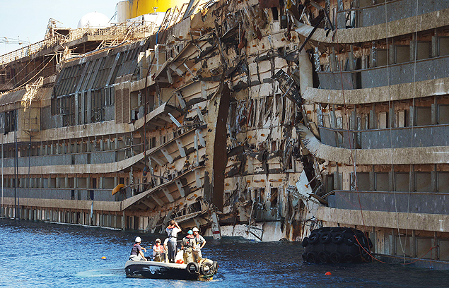 Equipes inspecionam lado do navio Costa Concordia danificado por naufrgio, ocorrido em 2012