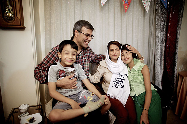 Nasrin Sotoudeh reecontra seu marido, Reza Khandan, seu filho Nima (E) e sua filha Mehraveh (D) em sua casa em Terã em 18 de setembro