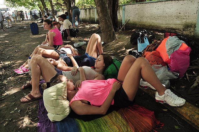Isolados em Acapulco devido s fortes chuvas em 2013, turistas descansam enquanto no deixam o local