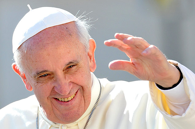Papa Francisco cumprimenta fiis ao chegar para mais uma audincia geral na praa So Pedro, no Vaticano