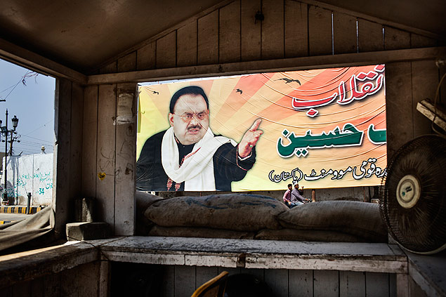 Cartaz em Karachi, no Paquisto, mostra Altaf Hussain, do Movimento Muttahida Qaumi, que comanda a cidade de Londres