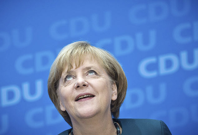 JST115 BERLN (ALEMANIA) 23/09/2013.- La canciller alemana, Angela Merkel, ofrece una rueda de prensa tras una reunin de la Junta del Partido Cristianodemcrata (CDU) en Berln (Alemania) hoy, lunes 23 de septiembre de 2013. La Unin de la canciller alemana Angela Merkel, que gan ayer las elecciones de forma clara pero con una mayora insuficiente para gobernar en solitario, previ hoy "difciles conversaciones" para lograr una coalicin. EFE/Michael Kappeler ORG XMIT: jst115