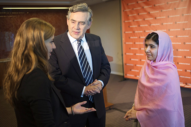 Gordon Brown (centro) entre Malala Yousafzai (direita) e Farah Haddad (esquerda), em 23 de setembro