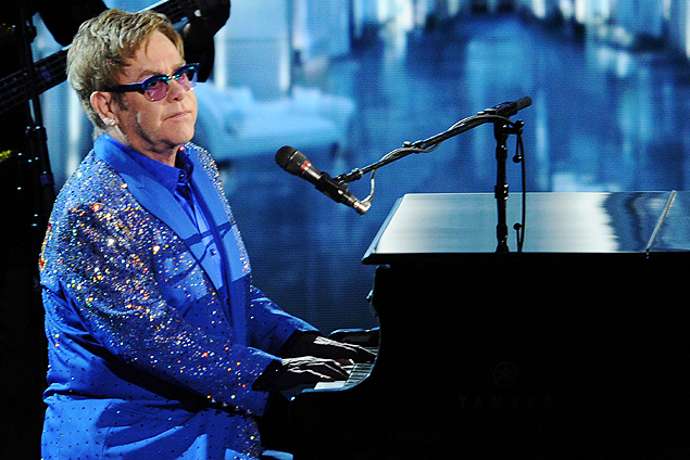 Elton John se apresenta durante cerimnia de entrega dos 65 prmio Emmy, em Los Angeles