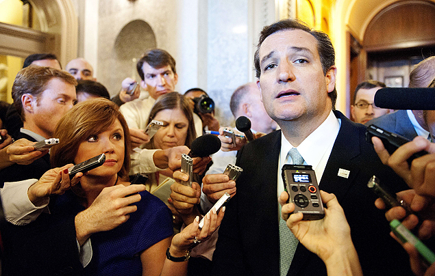 O republicano Ted Cruz fala a reprteres aps discursar por 21 horas contra programa de Obama no Senado, nesta quarta