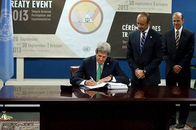 O secretrio de Estado americano John Kerry assina o tratado internacional da ONU para controle de armas, em 25 de setembro