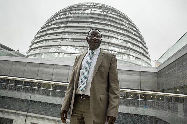Nascido no Senegal, Karamba Diaby é um dos dois negros eleitos para o Bundestag no domingo