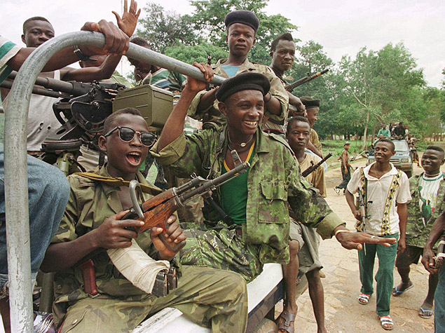 Soldados nos arredores de Freetown, Serra Leoa, em junho de 1997; ex-presidente da Libria foi condenado por auxiliar rebeldes