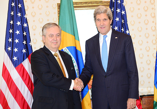 Luis Figueiredo Machado (esquerda) em aperto de mo com John Kerry, em encontro realizado paralelamente  Assembleia-Geral da ONU
