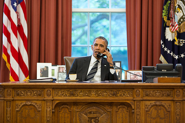 O presidente dos EUA Barack Obama conversa por telefone com o presidente iraniano Hasan Rowhani, na Casa Branca, em 27 de setembro