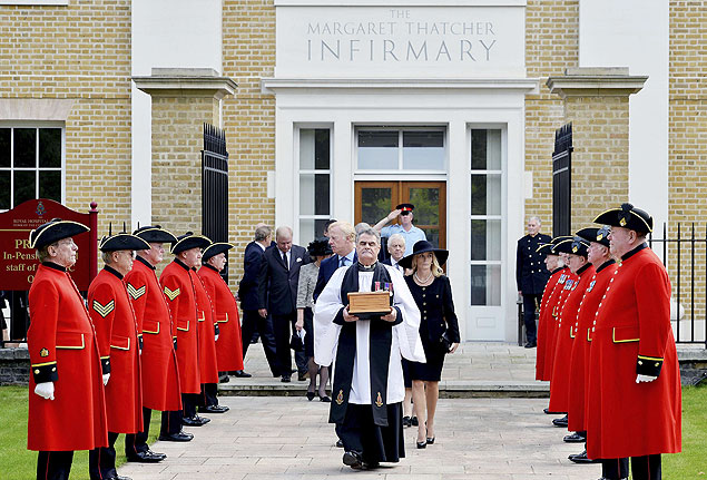 Reverendo leva restos mortais de Margaret Thatcher para enterro no Royal Hospital Chelsea, em Londres, onde foi sepultada