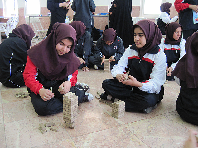 Meninas participam de gincana no complexo Im Khomeini, controlado por fundao ligada ao lder supremo do Ir