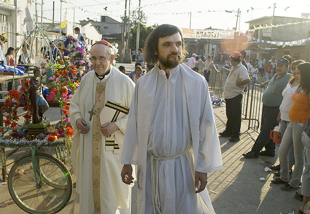 O então cardeal Jorge Bergoglio (à esq.), hoje papa Francisco, e o padre Pepe durante uma caminhada por favela em Buenos Aires