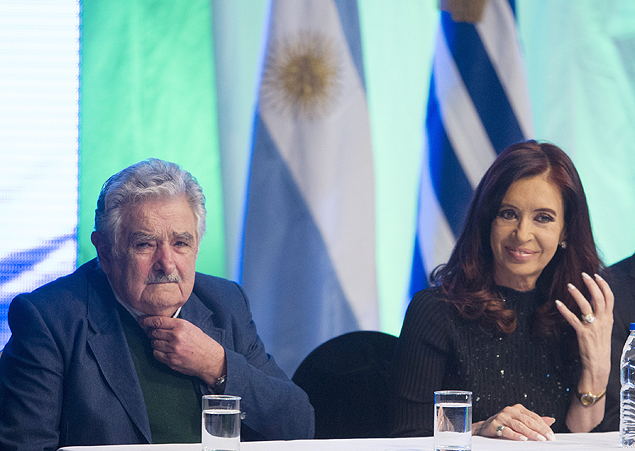 Cristina Kirchner e Jos Mujica, em evento em Buenos Aires, na segunda (30); pases voltam a enfrentar conflito por fbrica