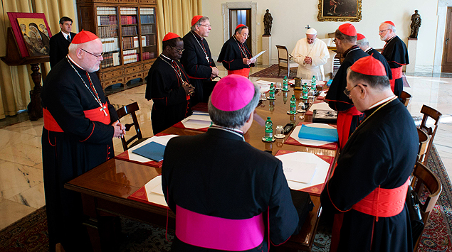 O papa Francisco se reúne a portas fechadas com cardeais que o aconselharão em reforma da Cúria Católica, nesta terça, no Vaticano