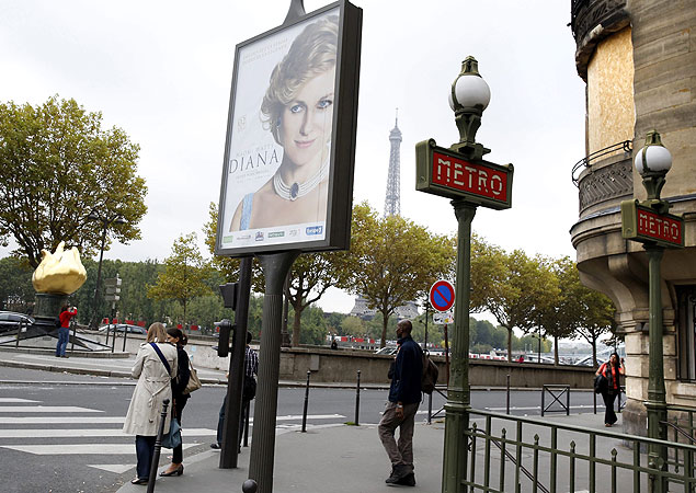 O cartaz promocional do filme 'Diana', em uma rua prxima do local do acidente que matou a princesa, em Paris